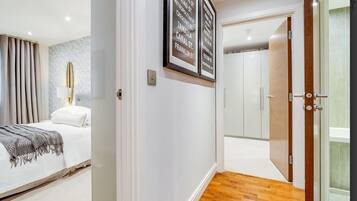 2 habitaciones, tabla de planchar con plancha, internet y ropa de cama