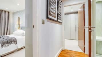 2 bedrooms, desk, iron/ironing board, travel crib