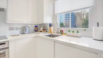 Een koelkast, een microgolfoven, een oven, een kookplaat