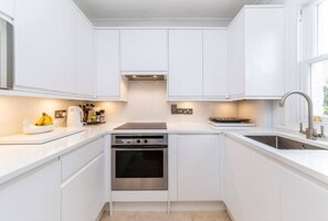 Jääkaappi, mikroaaltouuni, uuni, liesi