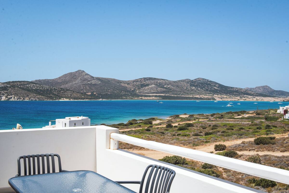 Un balcon avec vue sur la mer et les montagnes.