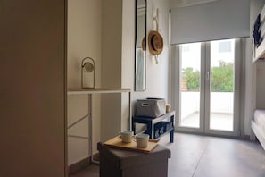 Three Bedroom Family Apartment With Aegean View | Meja kerja, ruang kerja ramah laptop, dan kedap suara