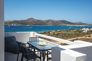 Two Bedroom Deluxe Apartment with Ocean View | Terrasse/Patio