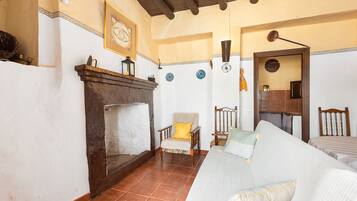 Een televisie en een open haard