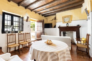 Dining - Andalusian Country House with Private Saltwater Pool – 40 min from Málaga, 1 hr from Granada (Villanueva del trabuco)