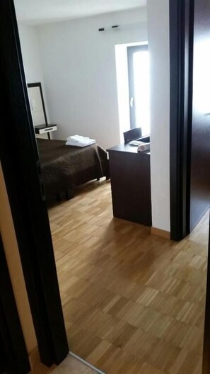 1 Schlafzimmer, Schreibtisch, laptopgeeigneter Arbeitsplatz