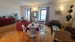 Tägliches inbegriffenes Frühstücksbuffet