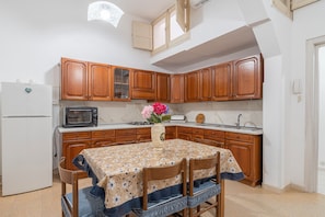 ثلاجة، ميكروويف، فرن، موقد طهي مسطح