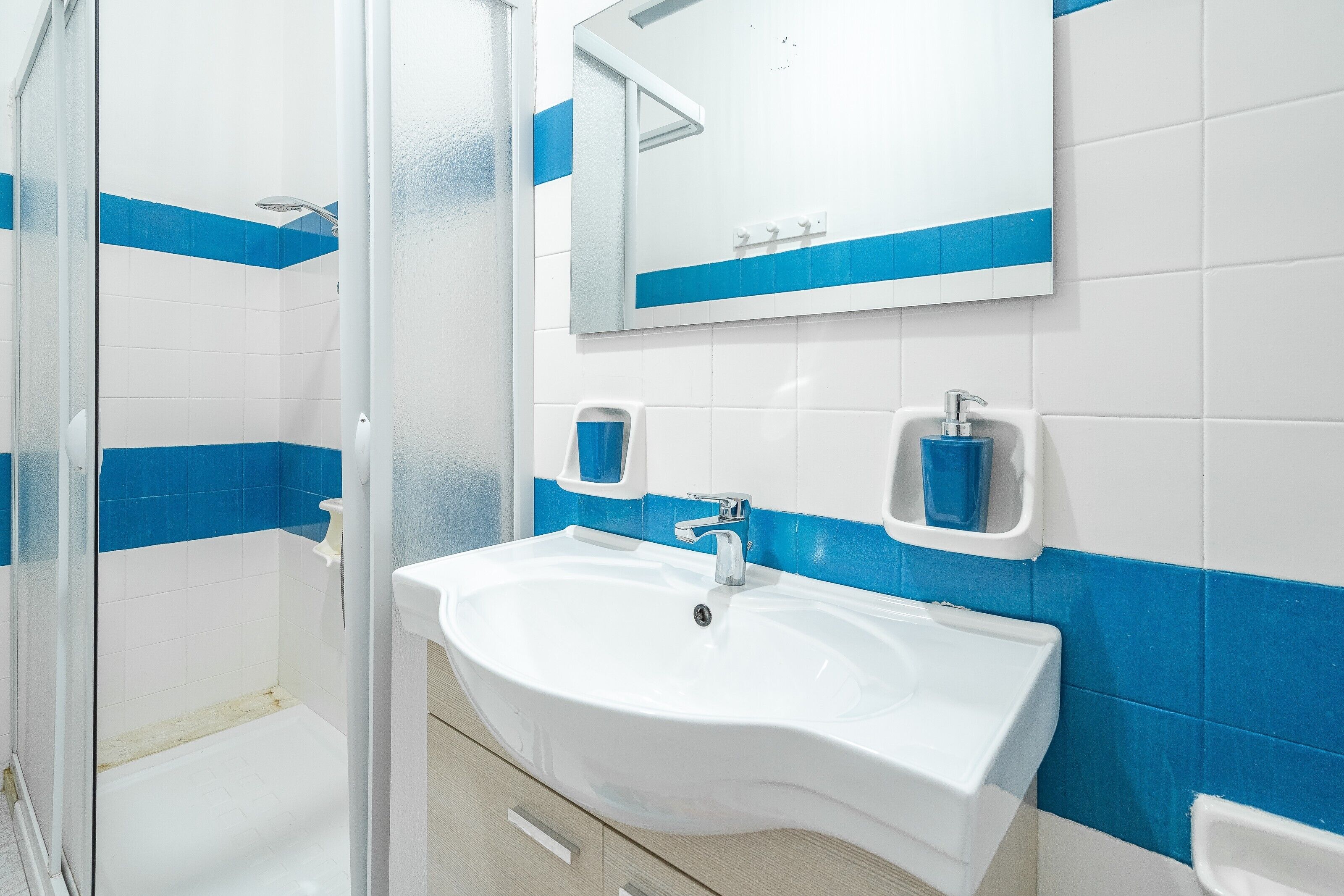 Shower, hair dryer, towels