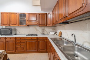 ثلاجة، ميكروويف، فرن، موقد طهي مسطح