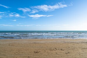 A beach with a clear sky and ocean waves. - Apartment 'Sea House' with Wi-Fi and Air Conditioning (Pozzallo)