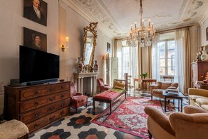 TV - Historic Apartment in the Heart of Siena (Siena)