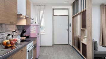 Fridge, oven, stovetop, coffee/tea maker