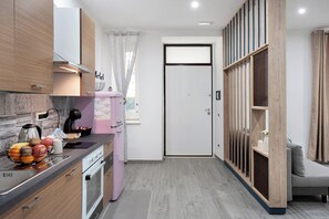 Kühlschrank, Ofen, Herdplatte, Wasserkocher mit Kaffee-/Teezubehör