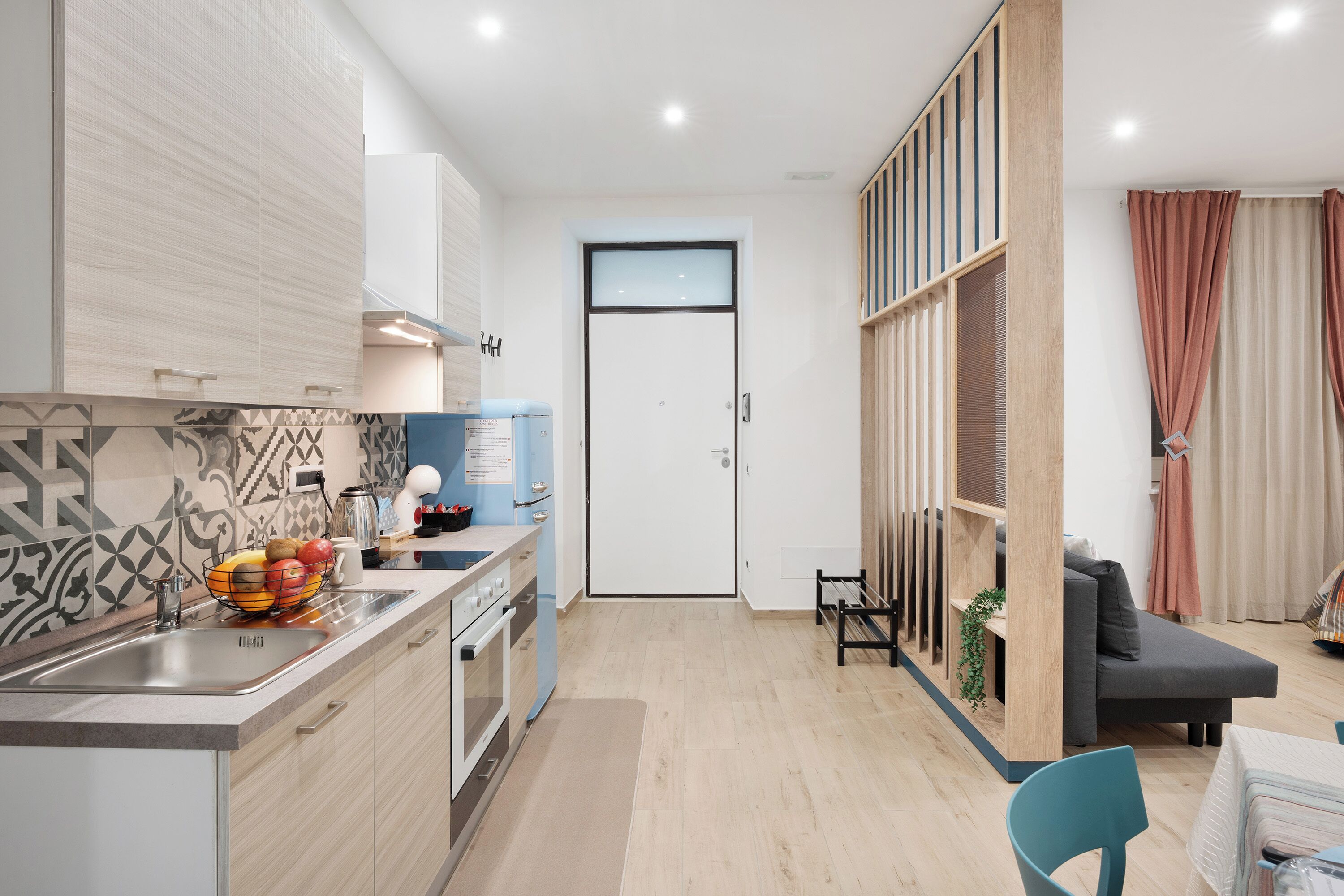 Frigorifero, forno, piano cottura, macchina per tè/caffè