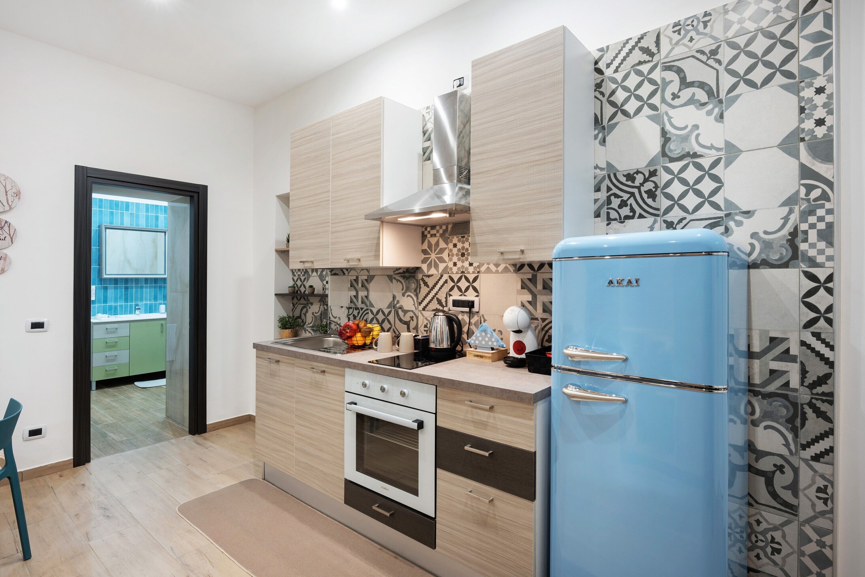 Refrigerador, horno, parrilla de estufa y cafetera y tetera 