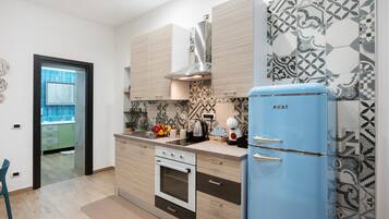 Refrigerador, horno, parrilla de estufa y cafetera y tetera