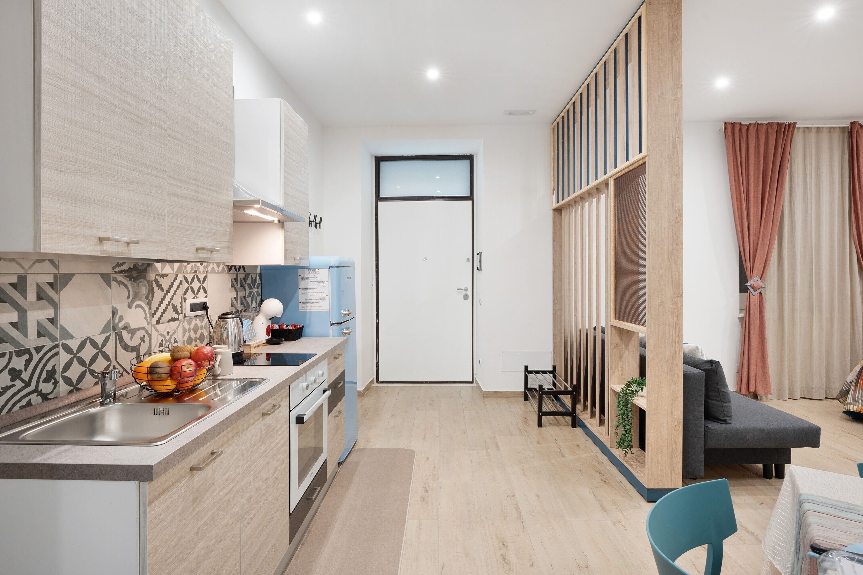 Fridge, oven, stovetop, coffee/tea maker