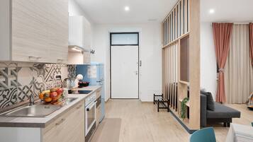 Fridge, oven, stovetop, coffee/tea maker