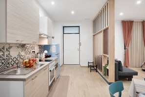Fridge, oven, stovetop, coffee/tea maker