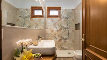 Dusche, Haartrockner, Handtücher