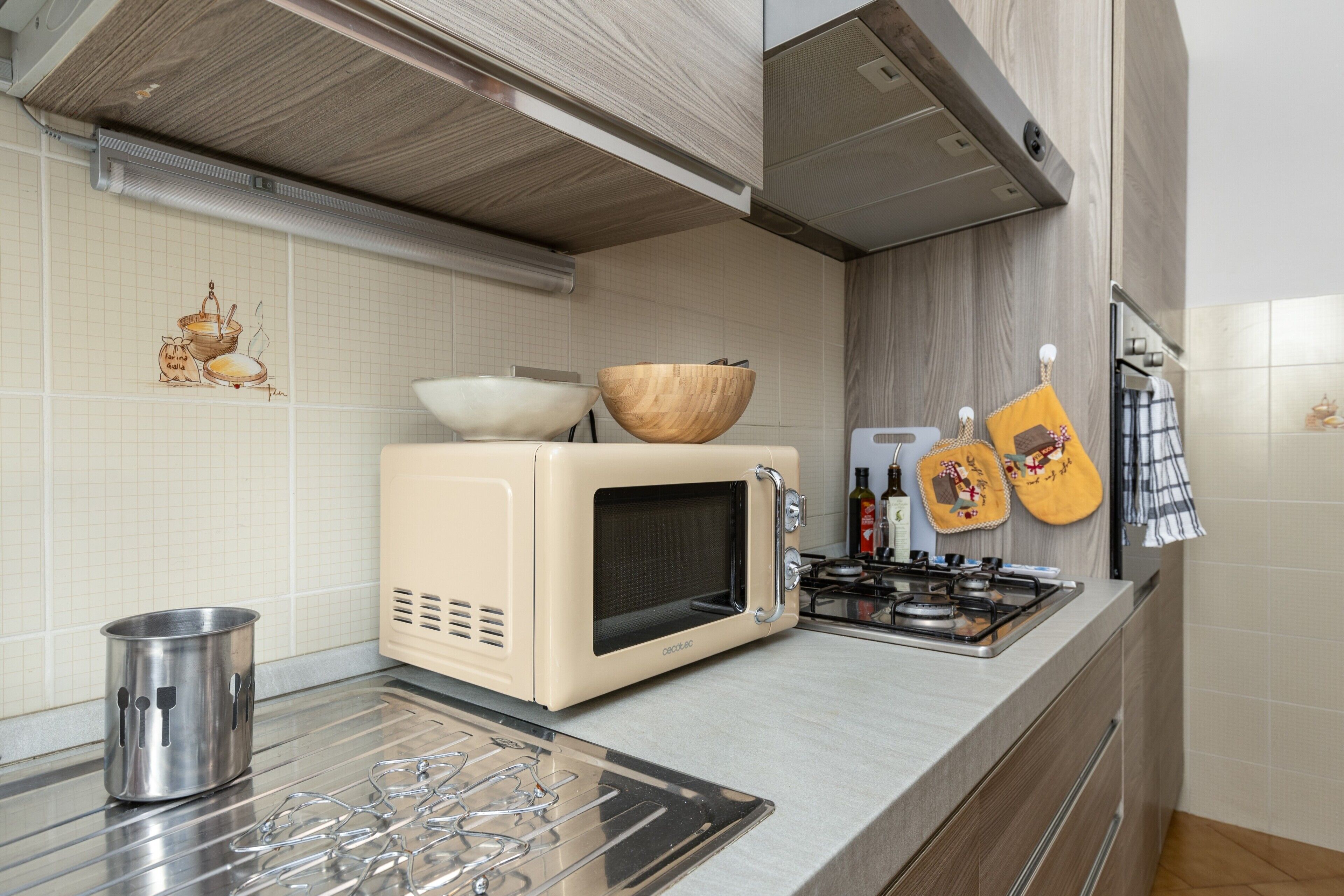 Frigorifero, microonde, forno, piano cottura