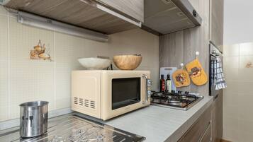 Frigorifero, microonde, forno, piano cottura