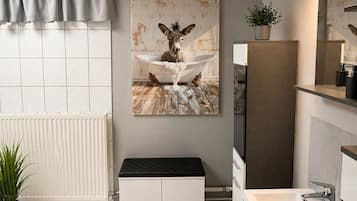 Haartrockner, Handtücher, Seife, Shampoo