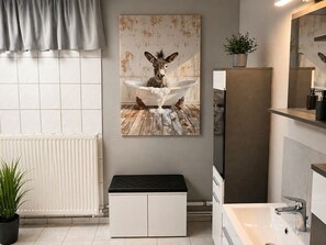 Een haardroger, handdoeken, zeep, shampoo