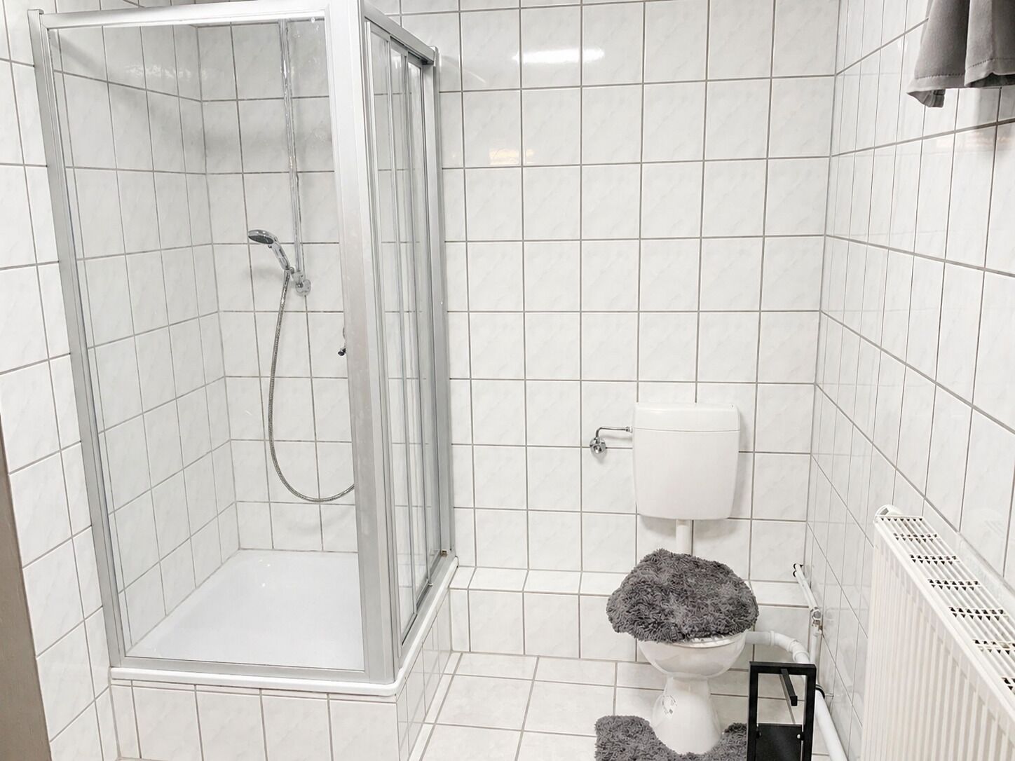 Hårtork, handdukar, tvål och schampo