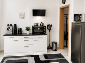 A modern kitchen with a coffee machine, toaster, and microwave. - Vacation apartment Hückelhoven-Baal e-bike and scooter rental (Hückelhoven)