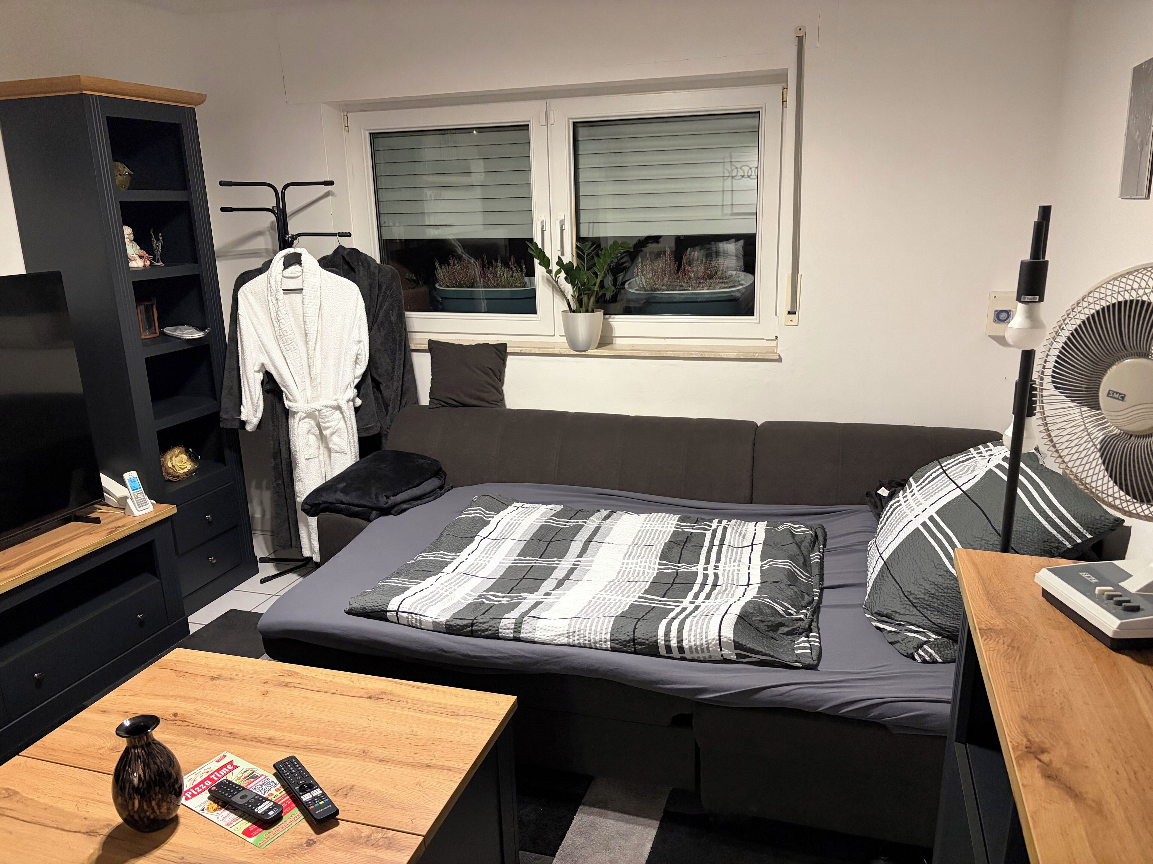 1 dormitorio, escritorio, tabla de planchar con plancha y wifi