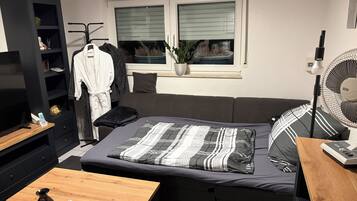 1 dormitorio, escritorio, tabla de planchar con plancha y wifi