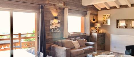 Télévision, cheminée, lecteur de DVD, table de tennis de table