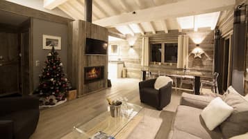 Télévision, cheminée, lecteur de DVD, table de tennis de table