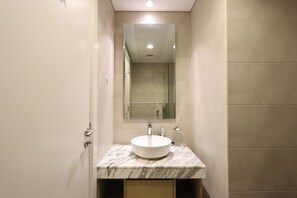 Sèche-cheveux, serviettes fournies