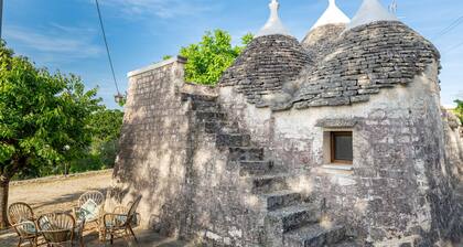 Trullo 'Dona Filomena' with Private Terrace, Private Garden and Wi-Fi