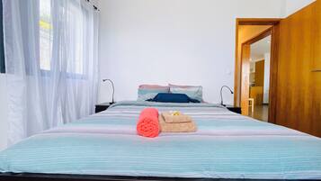 2 habitaciones, tabla de planchar con plancha y cuna de viaje