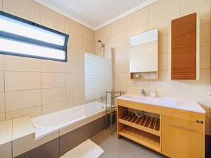 Bidet, serviettes fournies, savon, shampoing