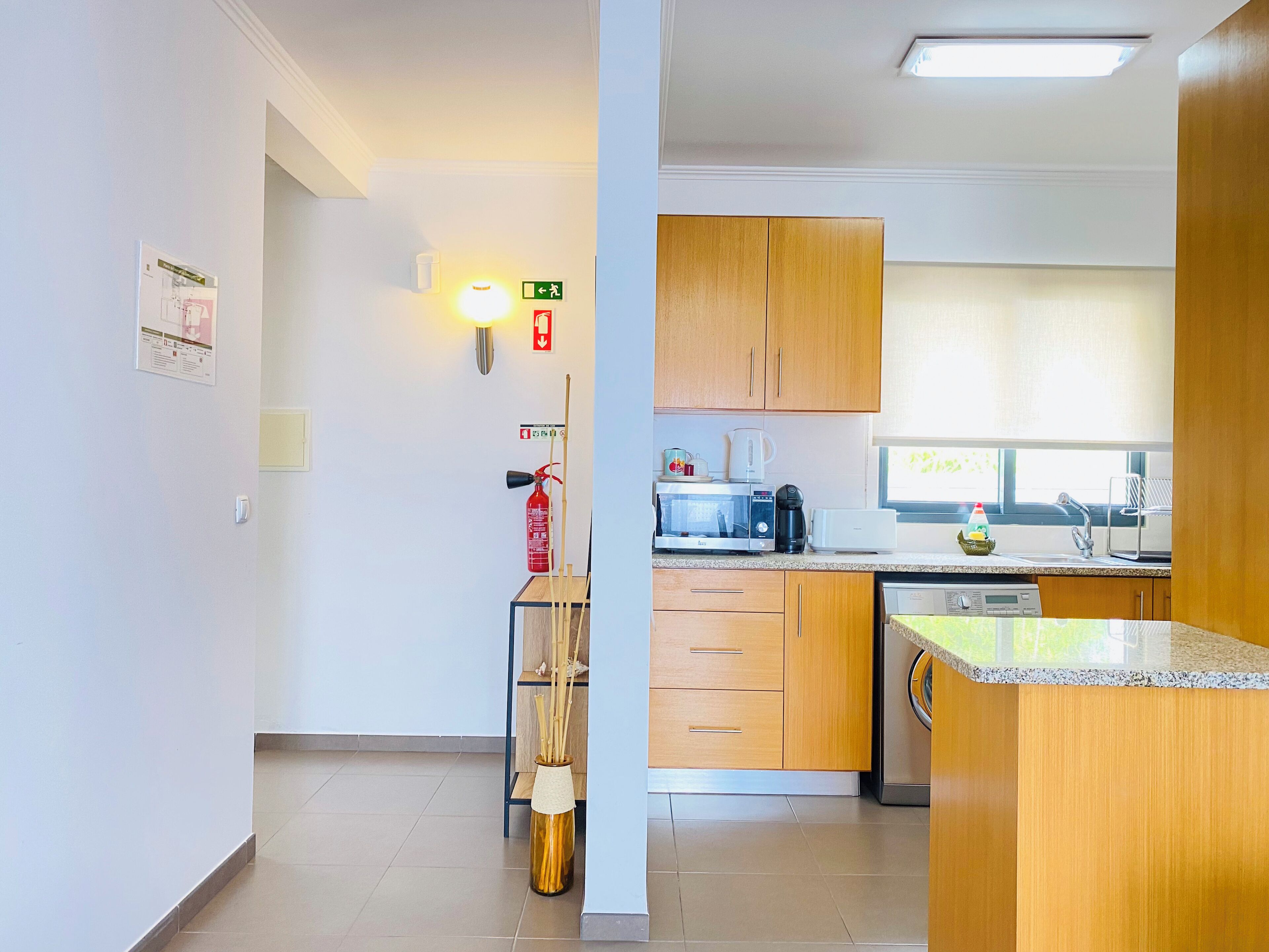 Refrigerador, microondas, cafetera y tetera y tetera eléctrica 