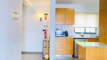 Refrigerador, microondas, cafetera y tetera y tetera eléctrica