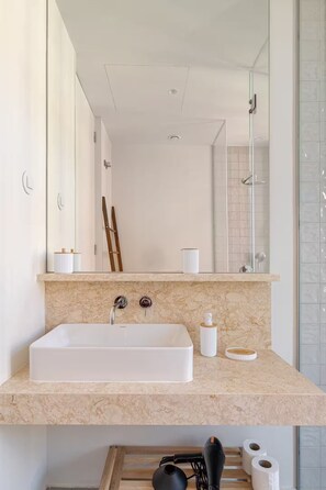 Shower, hair dryer, bidet, towels - City Apartment / 800sqft/AC/NEW/Boho (Lisboa)