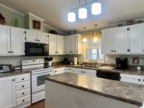 ثلاجة، ميكروويف، فرن، موقد طهي مسطح