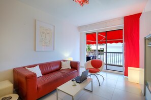 TV, DVD player - 4-Star 2-Bedroom Rental with Terrace, Garage, AC, 100m from Beaches (Antibes)