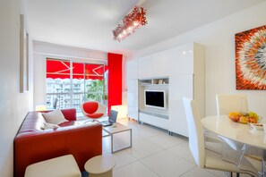 TV, DVD player - 4-Star 2-Bedroom Rental with Terrace, Garage, AC, 100m from Beaches (Antibes)