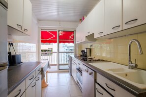 Fridge, microwave, oven, stovetop - 4-Star 2-Bedroom Rental with Terrace, Garage, AC, 100m from Beaches (Antibes)