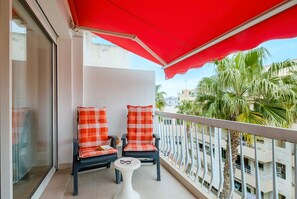 Property grounds - 4-Star 2-Bedroom Rental with Terrace, Garage, AC, 100m from Beaches (Antibes)