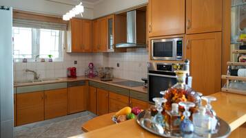 Fridge, microwave, dishwasher, coffee/tea maker