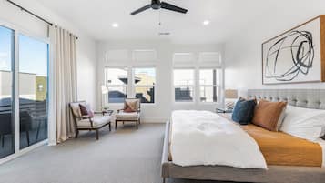 4 chambres, bureau, fer et planche à repasser, lit de bébé portatif