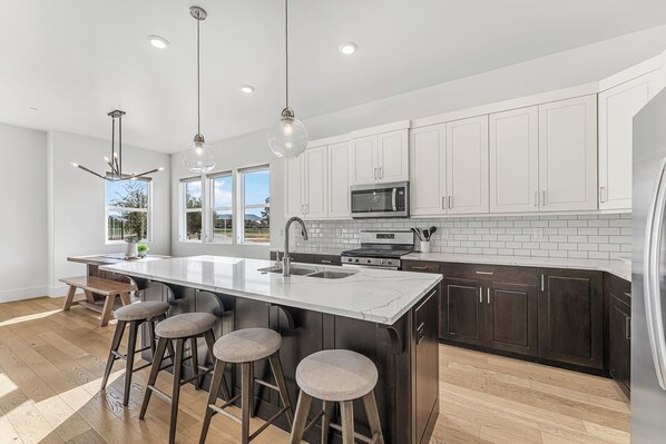 冷蔵庫、電子レンジ、オーブン、コンロ